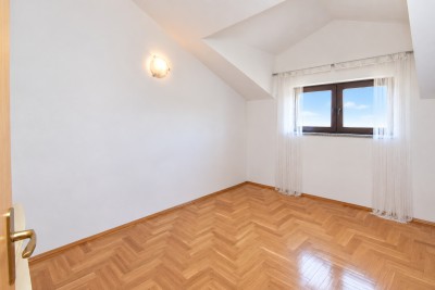 Prostran stan s 3 spavaće sobe i panoramskim pogledom na more, 500 m od mora 16