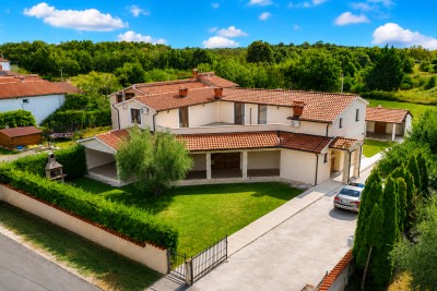 Poreč nei dintorni – ampia casa con 3 appartamenti, grande giardino e potenziale per piscina