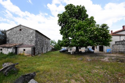 Beautiful Istrian smaller with 2 residential buildings and a large garden 12