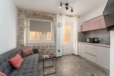 Renovated stone house with 3 apartments in the center 7