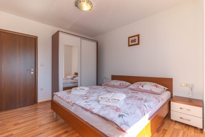Poreč okolica, kuća s 4 stana i bazenom 8 kilometara do mora 11