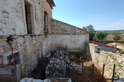 Stara kamnita hiša v centru Istre z dvoriščem in konobo 9