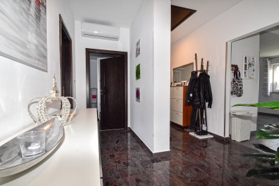 Ekskluzivna kuća – oaza mira s bazenom i garažom 29