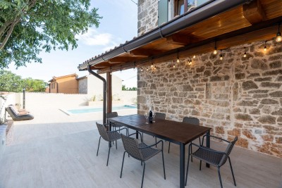 Renovirana istarska ljepotica s bazenom i prostranim dvorištem 24