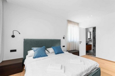 Luksuzni penthouse  s jacuzzijem i pogledom na more 19