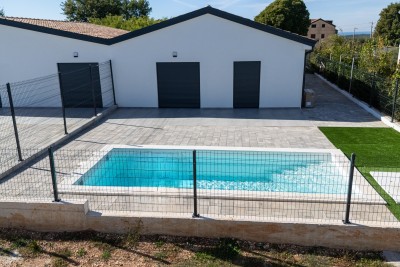 Novogradnja – prizemnica s bazenom i okućnicom