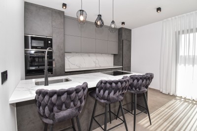 Moderna prizemnica s bazenom na mirnoj lokaciji 11