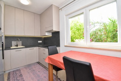 Prostran stan u prizemlju s dvije spavaće sobe i vrtom od 150 m² 6