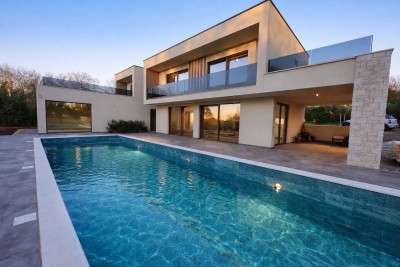 Moderna kuća sa bazenom i pogledom na more 8