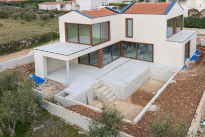Villa moderna esclusiva con piscina, a 1.000 m dal mare - nella fase di costruzione