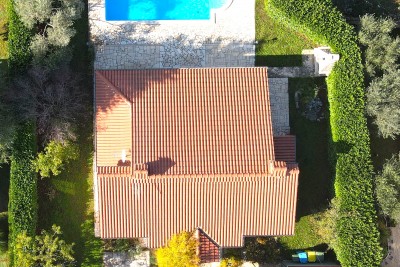 Casa a un piano con piscina e garage