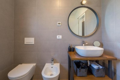Buje okolica – elegantna kuća s bazenom i panoramskim pogledom 20