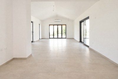 Mediteranska kamena vila s panoramskim pogledom i prostranim dvorištem 9