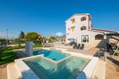 Villa with 3 apartments near the center and the beach