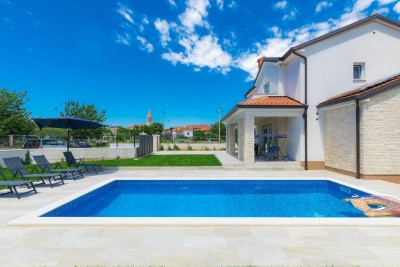 Attractive family house with a swimming pool 3