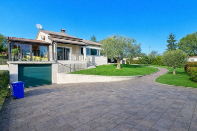 Ekskluzivna kuća – oaza mira s bazenom i garažom 3