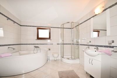 Poreč nei dintorni – ampia casa con 3 appartamenti, grande giardino e potenziale per piscina 44