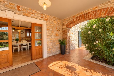 Poreč okolica, predivna kamena vila sa velikim vrtom 5