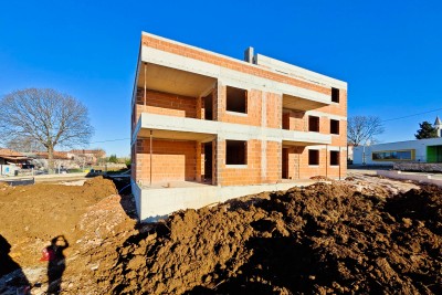 Appartamento con ampio cortile al piano terra di una nuova costruzione, a 7 km da Parenzo - nella fase di costruzione