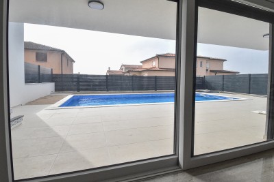 Luksuzan stan u prizemlju s bazenom, 700m od mora i marine 4