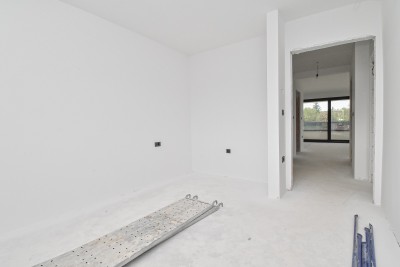 Luksuzan stan na 1. katu s prostranom natkrivenom terasom – mirna lokacija, 3 km od mora 17