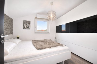 Dvoetažni stan 75,70 m² + dvorište 30 m² | 700 m od mora | podno grijanje | parking 14