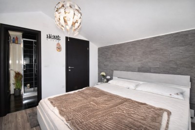 Dvoetažni stan 75,70 m² + dvorište 30 m² | 700 m od mora | podno grijanje | parking 16