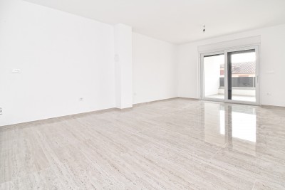 Modernes Apartment im 1. Stock mit zwei Terrassen mit Meerblick, nur 700 m vom Meer und dem Yachthafen entfernt 3