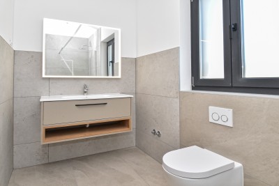 Mediteranska kamena vila s panoramskim pogledom i prostranim dvorištem 32