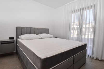 Moderna prizemnica s bazenom na mirnoj lokaciji 16