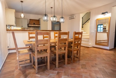Mediteranska vila s prostranim vrtom i bazenom 16