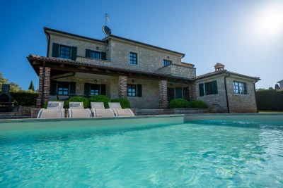 Mediteranska vila s prostranim vrtom i bazenom 4
