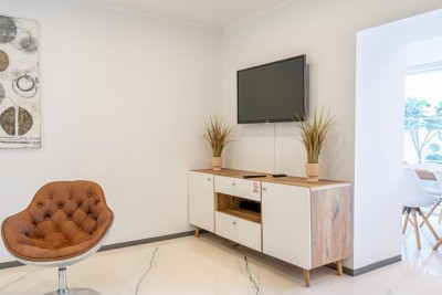 Renovirana kuća s bazenom u mirnom okruženju 11