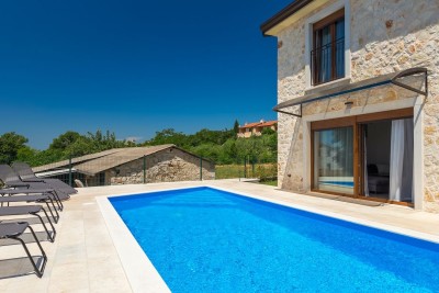 Eine Villa mit Swimmingpool und einem wunderschönen Blick auf das Meer 5
