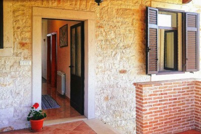 OPPORTUNITY! Istrian stone house with 2 apartments, yard and sea view 5
