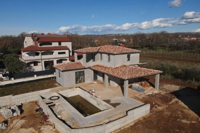Autentica villa in pietra con piscina - nella fase di costruzione