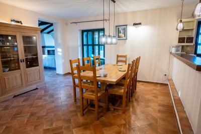 Mediteranska vila s prostranim vrtom i bazenom 15