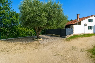 Ugodna dvojna kuća s vlastitim vrtom i privatnošću na rubu mjesta