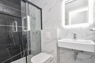 Moderan stan na 1. katu 700m od mora i marine 5