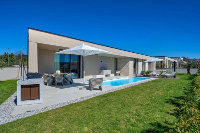 Ekskluzivna moderna vila s bazenom 4