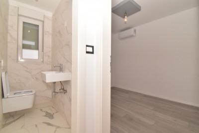 Trosoban stan na 1. katu moderne zgrade – 5 min od Poreča, terasa, parking 12