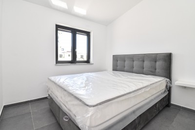 Moderna prizemnica s grijanim bazenom i uređenim dvorištem 22