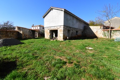 Istrian estate in a quiet location with lots of potential 8