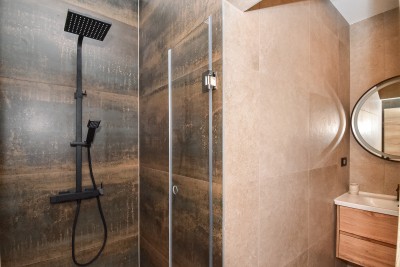 Moderna prizemnica s bazenom na mirnoj lokaciji 18