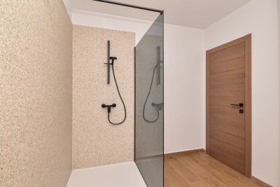 Renovirana istarska ljepotica s bazenom i prostranim dvorištem 18