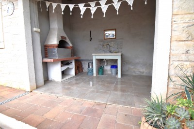 Una casa indigena in pietra, l'ultima della fila, con cortile 31