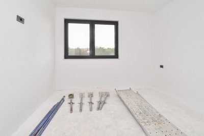 Luksuzan stan na 1. katu s prostranom natkrivenom terasom – mirna lokacija, 3 km od mora 18