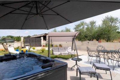 Ekskluzivna kuća na osami s bazenom i prostranom okućnicom 39