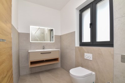 Mediteranska kamena vila s panoramskim pogledom i prostranim dvorištem 19