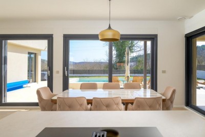 Luksuzna vila s grijanim bazenom, wellness sadržajem i uređenom okućnicom 12